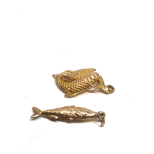 80 - 2 X 9ct Gold Fish Pendant charms  (3.7g)