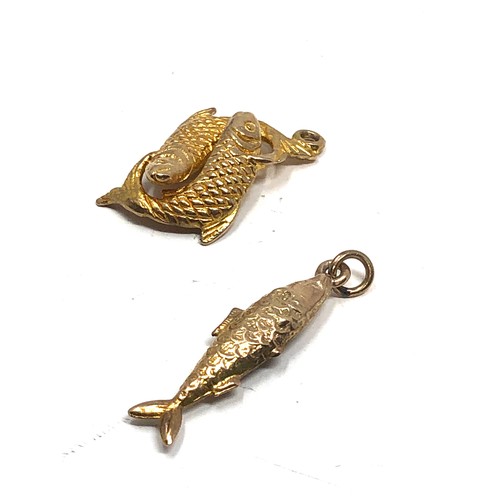 80 - 2 X 9ct Gold Fish Pendant charms  (3.7g)