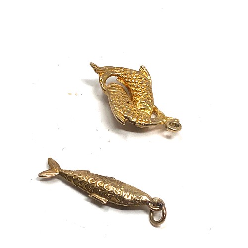 80 - 2 X 9ct Gold Fish Pendant charms  (3.7g)