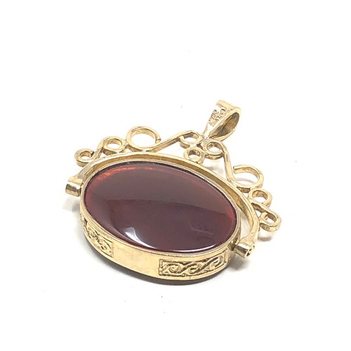 99 - 9ct Gold Framed Onyx & Carnelian Spinner Fob (4.5g)