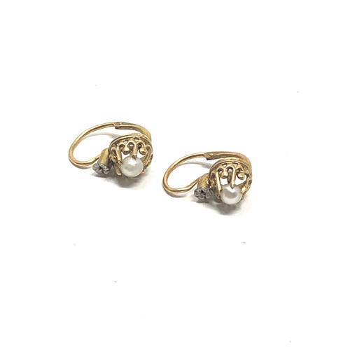 73 - 18ct gold pearl hoop earrings (1.3g)