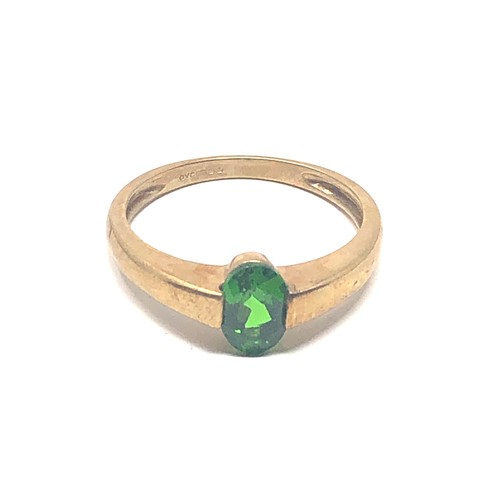 113 - 9ct gold diopside ring (1.8g)