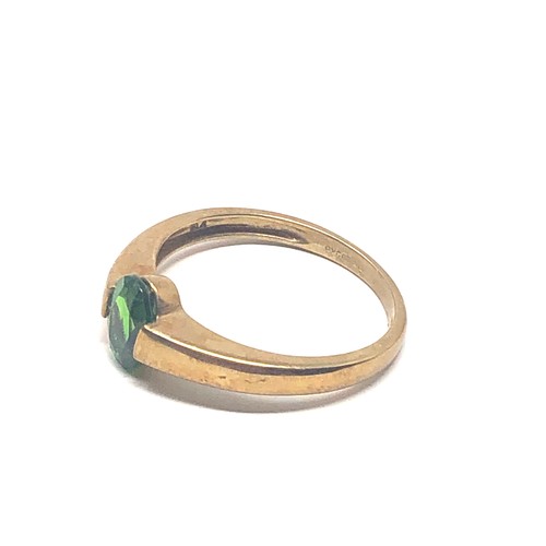 113 - 9ct gold diopside ring (1.8g)