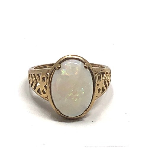 88 - 9ct gold opal  ring (3.3g) hairline crack to stone