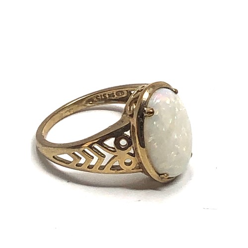 88 - 9ct gold opal  ring (3.3g) hairline crack to stone