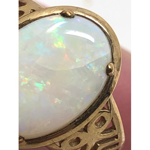 88 - 9ct gold opal  ring (3.3g) hairline crack to stone