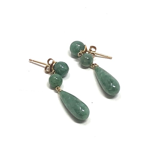 89 - 9ct gold jade bead drop earring (3.9g)