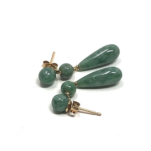 89 - 9ct gold jade bead drop earring (3.9g)