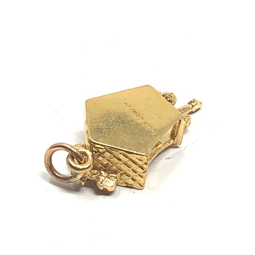 105 - 9ct gold cuckoo clock charm (2.6g)