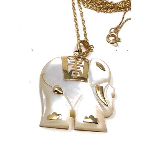54 - 9ct gold mother of pearl elephant pendant necklace (6.2g)