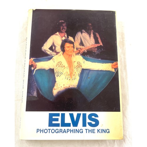 287 - 1981 Elvis Photographing the King Hard back book by Sean shaver