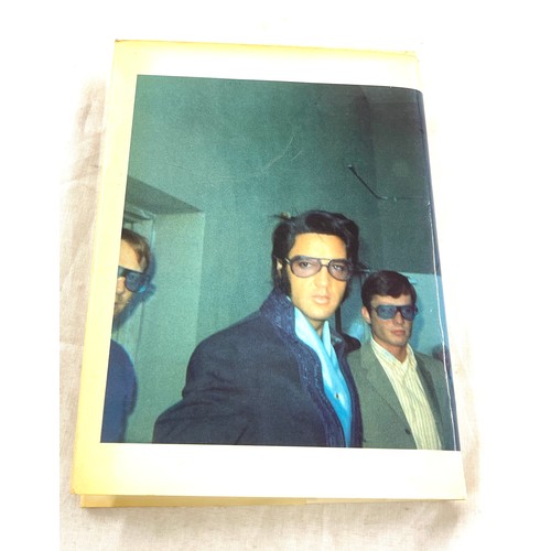 287 - 1981 Elvis Photographing the King Hard back book by Sean shaver