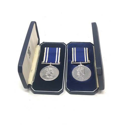 513 - 2 boxed ER.11 police long service medals to constable brian g biles & keith thurman