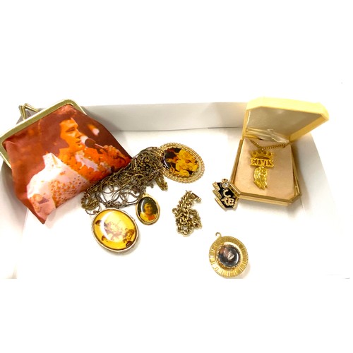 422 - Selection of Elvis Presley Memorabilia Jewellery includes Lockets, pendents etc