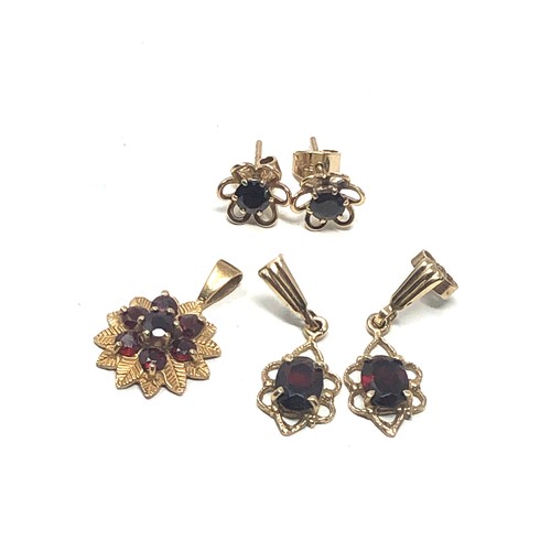 122 - 3 x 9ct gold vintage garnet stud earrings & pendant (4g)