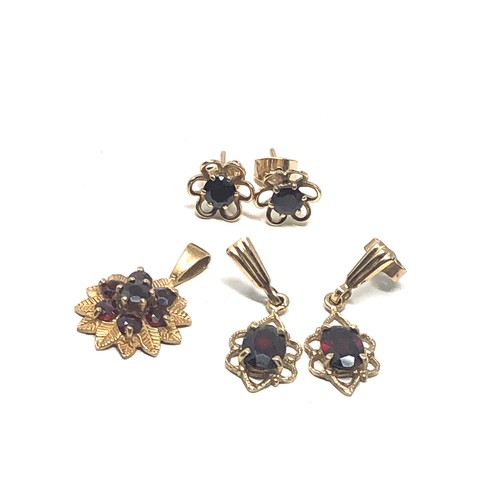 122 - 3 x 9ct gold vintage garnet stud earrings & pendant (4g)