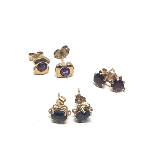 95 - 3 x 9ct gold garnet, amethyst & sapphire stud earrings (2.6g)