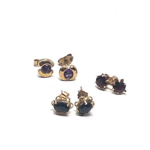 95 - 3 x 9ct gold garnet, amethyst & sapphire stud earrings (2.6g)