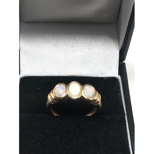 114 - 9ct gold opal ring (2.7g)