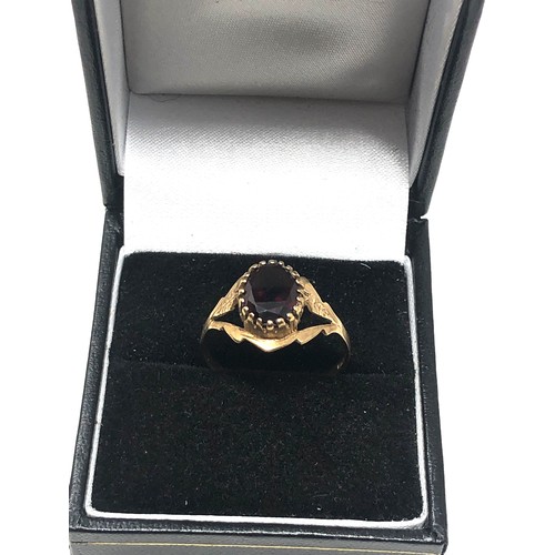 65 - 9ct gold garnet ring (1.7g)