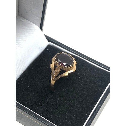 65 - 9ct gold garnet ring (1.7g)