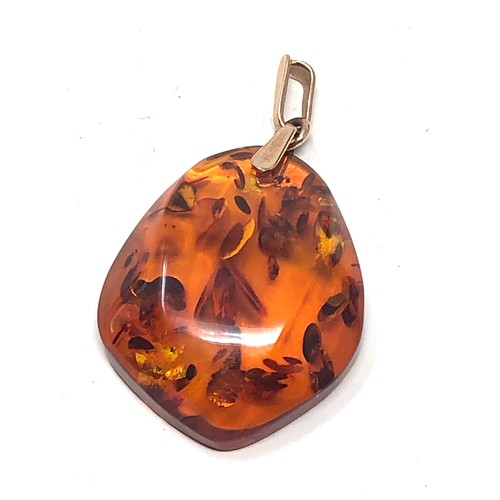 108 - 14ct gold clasped amber pendant (4.8g)