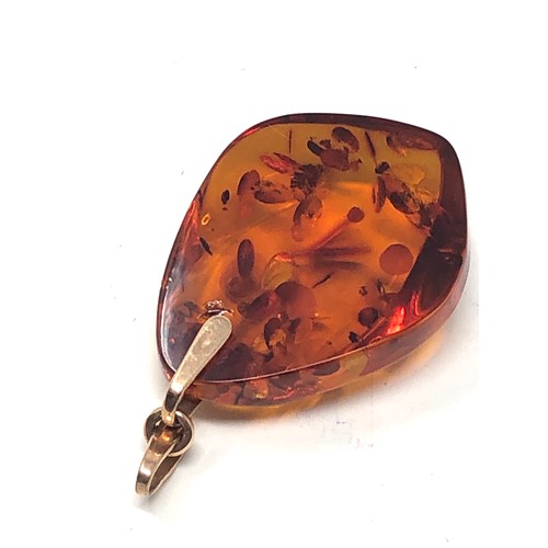 108 - 14ct gold clasped amber pendant (4.8g)