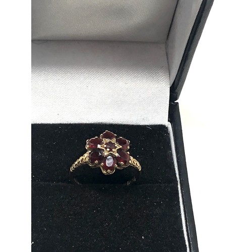 121 - 9ct gold floral garnet star centred ring (1.9g)