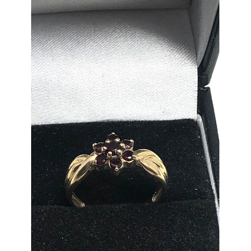 75 - 9ct gold garnet floral ring (2.1g)