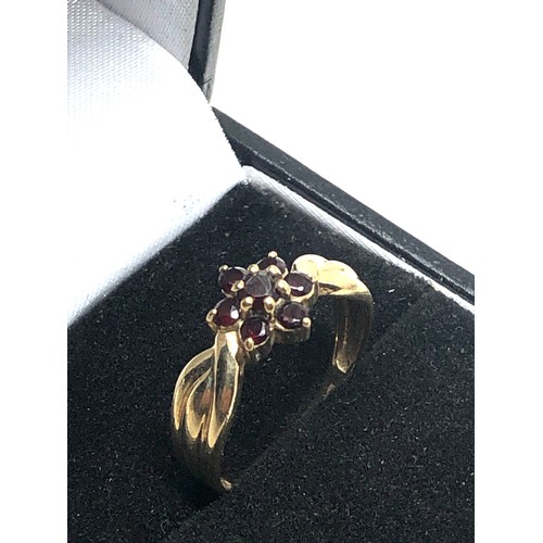 75 - 9ct gold garnet floral ring (2.1g)