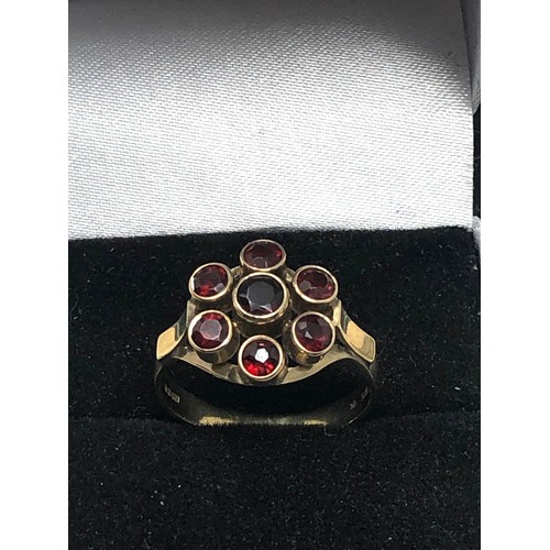 90 - 9ct gold garnet ring (2.5g)