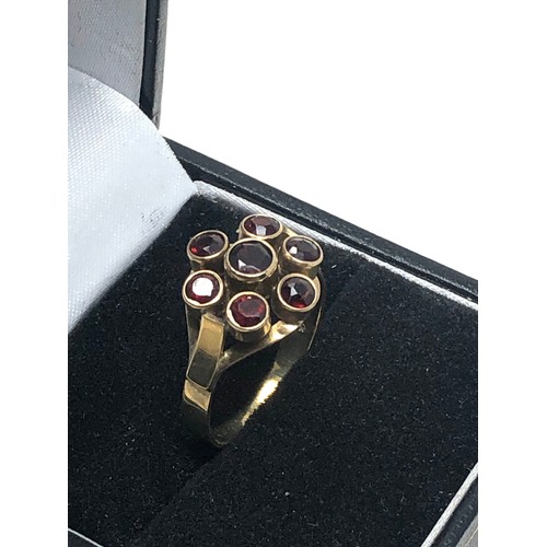 90 - 9ct gold garnet ring (2.5g)