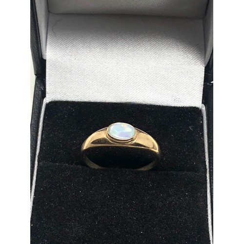 123 - 9ct gold white opal ring (1.4g)