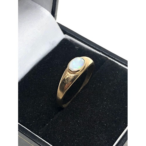 123 - 9ct gold white opal ring (1.4g)