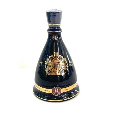 67 - Bells Whiskey limited edition celebrating 50 years reign of Queen Elizabeth II sealed with contents