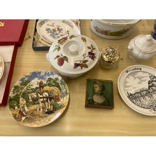 271 - Large selection of miscellaneous pottery to include  perfume bottles, Wedgwood plate, crystal glassw... 