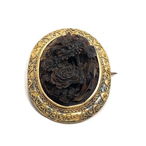 81 - Fine Antique 15ct gold framed carved tortoiseshell floral brooch weight 5.2g measures approx 3.2cm b... 