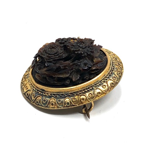 81 - Fine Antique 15ct gold framed carved tortoiseshell floral brooch weight 5.2g measures approx 3.2cm b... 