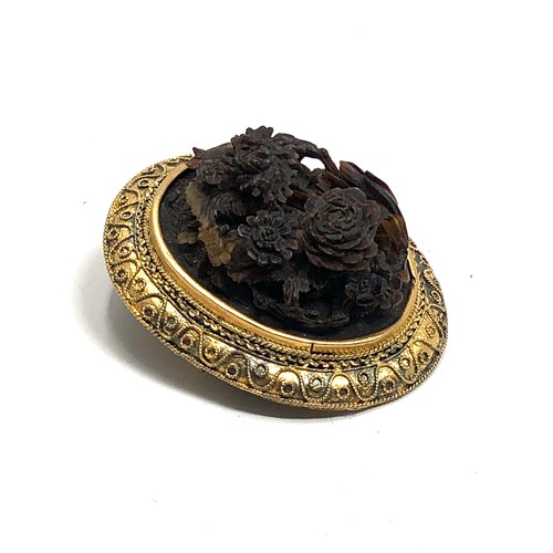 81 - Fine Antique 15ct gold framed carved tortoiseshell floral brooch weight 5.2g measures approx 3.2cm b... 