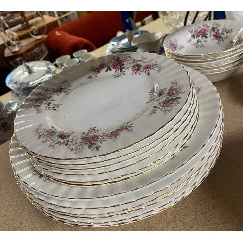 332 - Royal Albert Lavender rose Part tea service