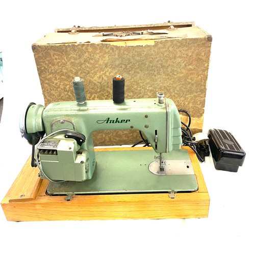 262 - Cased Anker RR 25382 sewing machine