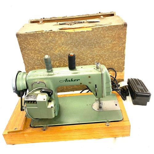 262 - Cased Anker RR 25382 sewing machine