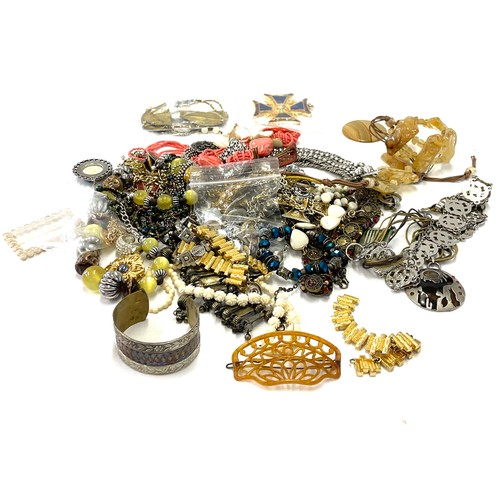 600 - Selection of vintage and later costume jewellery