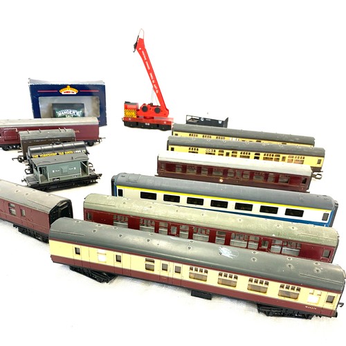 103 - Large selection of Hornby railway carriages, wagons etc