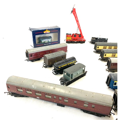 103 - Large selection of Hornby railway carriages, wagons etc