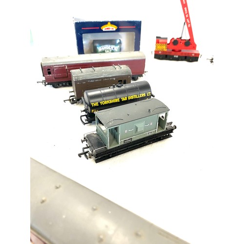 103 - Large selection of Hornby railway carriages, wagons etc