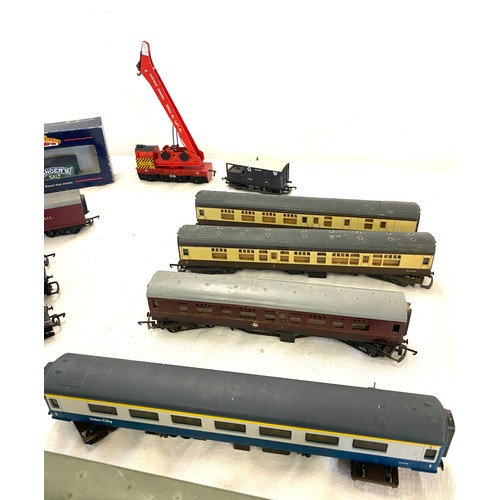 103 - Large selection of Hornby railway carriages, wagons etc