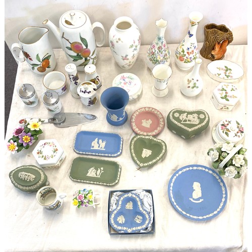 281 - Large selection of named pottery includes Royal Worcester, Aynsley, Wedgwood etc