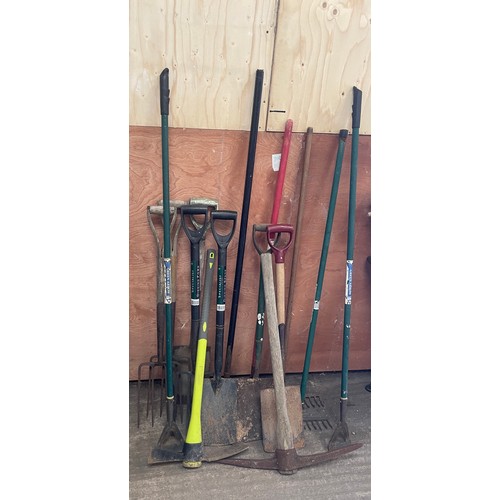 300A - Large selection of garden tools