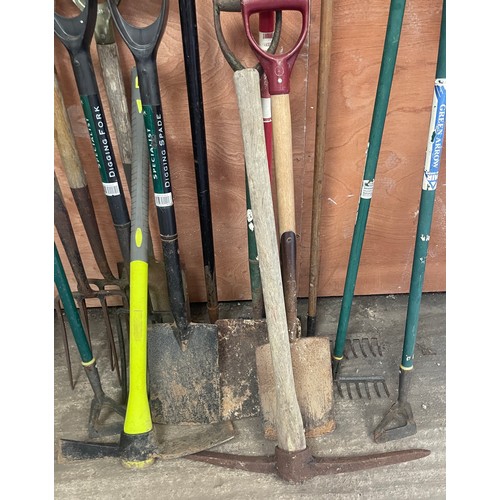 300A - Large selection of garden tools